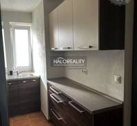 Küche in einer 3-Zimmer-Wohnung mit dunklen Schränken und einem Fenster.