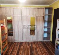 Kinderzimmer mit Etagenbett, großem Schrank und Boden mit Holzdekor in einer 3-Zimmer-Wohnung.