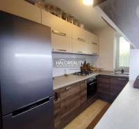 Küche in einer 3-Zimmer-Wohnung mit Holzboden und modernen Geräten.