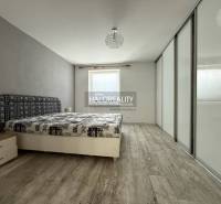 Schlafzimmer in einer 3-Zimmer-Wohnung mit Holzboden und Einbauschrank.