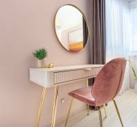 Innenraum eines Einfamilienhauses mit Schminktisch, Spiegel und dekorativen Elementen.