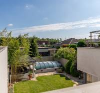 Der Garten des Einfamilienhauses in der Jazdecká-Straße in Trnava mit Pool und Grünflächen.