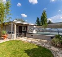 Der Garten eines Einfamilienhauses in der Jazdecká-Straße in Trnava mit einem Pavillon und einem überdachten Pool.