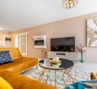 Wohnzimmer mit dekorativem Bild, Sofa und Tisch in einem Einfamilienhaus.