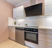 Küche in einer 4-Zimmer-Wohnung mit Holzboden und modernen Geräten.