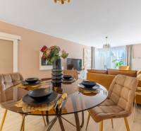 Ein Tisch mit Tischsets im Esszimmer, im Hintergrund das Wohnzimmer eines Einfamilienhauses.