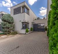 Einfamilienhaus in der Jazdecká-Straße in Trnava, mit gepflastertem Hof und Grünflächen.