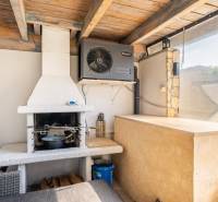 Überdachte Terrasse in einer 4-Zimmer-Wohnung mit Kamin und Klimaanlage.