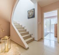 Treppe mit Holzboden in einem Einfamilienhaus mit heller Atmosphäre.