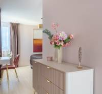 Blumendekoration auf der Kommode, Spiegel, Stuhl und Boden mit Holzdekor in einem Einfamilienhaus.