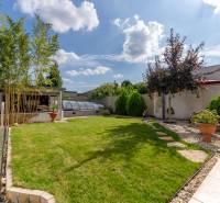 Der Garten eines Einfamilienhauses in Trnava in der Jazdecká-Straße mit Rasen und Pavillon.