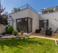 Der Garten des Einfamilienhauses in der Jazdecká-Straße in Trnava mit Rasen und Terrasse.