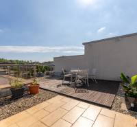 Die Terrasse des Einfamilienhauses in der Jazdecká-Straße in Trnava mit bequemen Sitzgelegenheiten und Grünflächen.