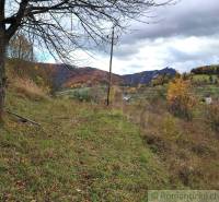 Herbstlandschaft mit Hügeln im Hintergrund in den Gärten in Hlboké nad Váhom.