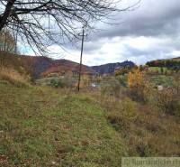 Herbst in den Gärten von Hlboké nad Váhom mit Blick auf die bunten Hügel und Wälder.