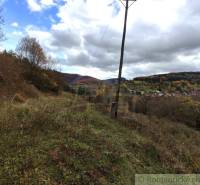 Herbstlandschaft mit einem Pfosten und einem wolkenverhangenen Himmel in Hlboké nad Váhom, Záhrady.