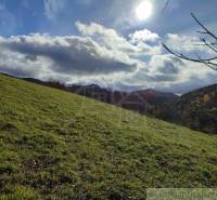 Sonnenlandschaft in Hlboké nad Váhom, Gärten, Gras, Bäume, Hügel, Wolken am Himmel.