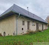 Ein Einfamilienhaus in Senohrad mit Steinwänden und einem sichtbaren Schrägdach.
