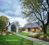 Ein Einfamilienhaus in Senohrad, umgeben von grünem Rasen, Bäumen und Ziersträuchern.