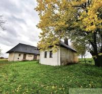 Herbst im Garten eines Einfamilienhauses in Senohrad mit herbstlichen Bäumen und Rasen.