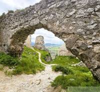 Die Burgruine über der Stadt Sološnica mit Blick auf die malerische Landschaft.