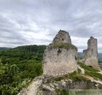 Ruinen der Burg mit Blick auf die Wälder in Sološnica, dramatische Wolken am Himmel.