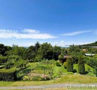 Blick auf die Gärten und das Grün rund um die Hütte in Sološnica.