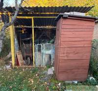 Holzschuppen und Geräteschuppen bei der Hütte in Sološnica.
