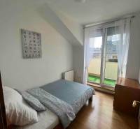 Helles Zimmer mit Bett in einer 3-Zimmer-Wohnung, Wanddekoration mit dem Alphabet.