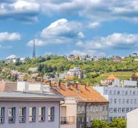 Blick auf Bratislava von der Altstadt mit dem Fernsehturm Kamzík.