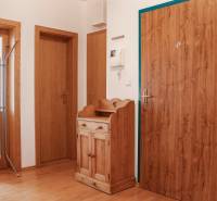 Eingangshalle einer 3-Zimmer-Wohnung mit Holztüren und Kleiderschrank.