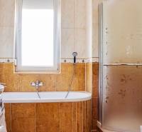 Badezimmer mit Badewanne, Dusche und Waschmaschine in einer 3-Zimmer-Wohnung.