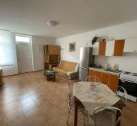 Innenraum eines Einfamilienhauses mit Küchenzeile und Holzboden.