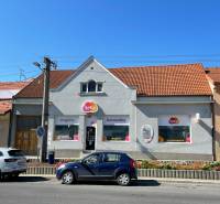 Einfamilienhaus in der M. A. Beňovského-Straße in Vrbové mit einem Geschäft im Erdgeschoss.