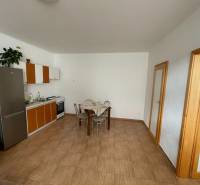 Küche in einem Einfamilienhaus mit Fliesenboden und Esstisch.