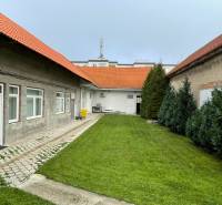Ein Einfamilienhaus in der M. A. Beňovský-Straße in Vrbové mit Rasen und gepflasterter Terrasse.