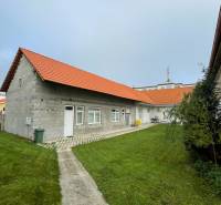 Ein Einfamilienhaus in der M. A. Beňovský-Straße in Vrbové, mit rotem Dach und Rasen.