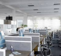 Büros mit Computern und Stühlen, Holzboden und Arbeitsbereich.