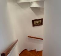 Wendeltreppe mit Holzdekorboden in einem Einfamilienhaus.