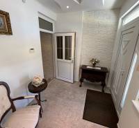 Esszimmer in einem Einfamilienhaus mit einem Reliefdecken und ornamentiertem Boden, Tisch und Stuhl.