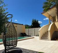 Einfamilienhaus in Komárno, Außenbereich mit Garten, Pool und Entspannungsecke.