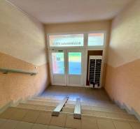 Eingangsbereich eines Wohnhauses in der Hviezdoslavova-Straße in Senica mit Treppenhaus.