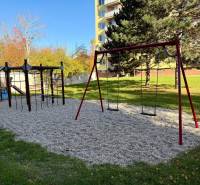 Spielplatz in der Nähe einer Einzimmerwohnung in der Hviezdoslavova-Straße in Senica.