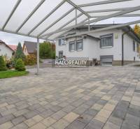 Eine gepflasterte Fläche mit Überdachung bei einem Einfamilienhaus in Domaniža.