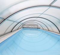 Ein Hallenbad in einem Einfamilienhaus in Domaniža mit einer Bogenkonstruktion.