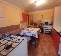 Eine Küche in einem Einfamilienhaus mit einem Gasherd und einem Boden in Holzoptik.