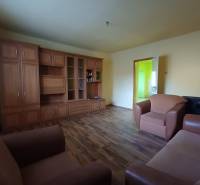 Wohnzimmer mit Holzboden in einem Einfamilienhaus.