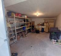 Lagerraum im Einfamilienhaus mit Regalen zur Aufbewahrung in Dlhá Ves.