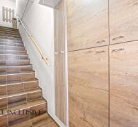 Treppen mit Holzboden führen zu Einbauschränken in einer 3-Zimmer-Wohnung.