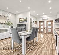 Essbereich in einer 3-Zimmer-Wohnung mit Holzboden und stilvollem Spiegel.